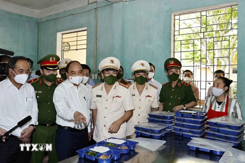 Chủ tịch nước Nguyễn Xuân Phúc thăm bếp ăn dành cho phạm nhân tại Trại giam Ngọc Lý. (Ảnh: Thống Nhất/TTXVN)