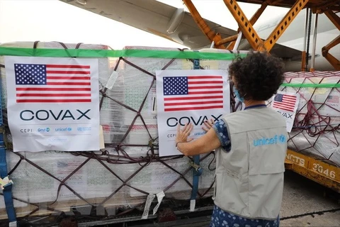 Máy bay chở hơn 1,5 triệu liều vaccine Moderna phòng COVID-19 đáp xuống Sân bay Quốc tế Nội Bài. (Ảnh: TTXVN phát)