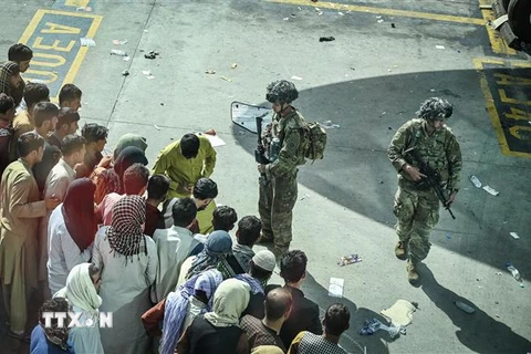 Quân đội Mỹ được triển khai nhằm kiểm soát đám đông tại sân bay quốc tế Hamid Kazai ở thủ đô Kabul, Afghanistan ngày 16/8. (Ảnh: AFP/TTXVN)