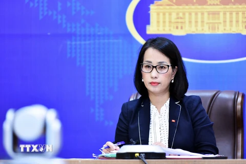 Phó Phát ngôn Bộ Ngoại giao Phạm Thu Hằng chủ trì buổi họp báo. (Ảnh: Lâm Khánh/TTXVN)