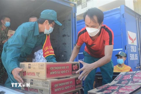 Hỗ trợ thực phẩm thiết yếu cho những hộ nghèo ở Đà Nẵng. (Ảnh: Văn Dũng/TTXVN)