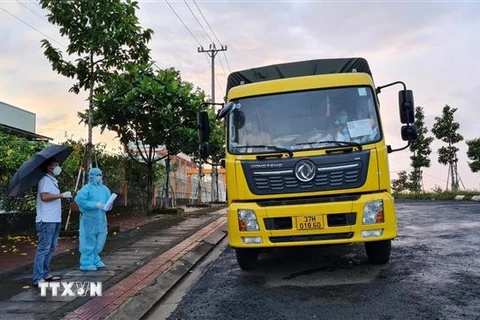 Xe tải sử dụng mã QR luồng xanh giả lưu thông từ vùng dịch về địa bàn tỉnh Gia Lai bị lực lượng chức năng bắt giữ. (Ảnh: Quang Thái/TTXVN)