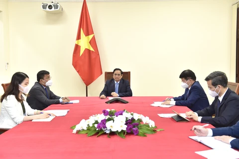 Thủ tướng Chính phủ Phạm Minh Chính điện đàm với Chủ tịch, Giám đốc điều hành Công ty Pfizer. (Nguồn: Baochinhphu.vn)