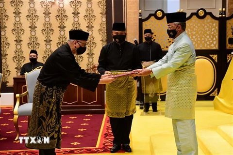 Ông Ismail Sabri Yaakob (trái) trong lễ tuyên thệ nhậm chức Thủ tướng Malaysia trước sự chứng kiến của Quốc vương Sultan Abdullah Sultan Ahmad Shah (phải) tại Hoàng cung ở Kuala Lumpur ngày 21/8/2021. (Ảnh: AFP/TTXVN)