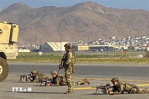 Binh sỹ Mỹ gác tại Sân bay quốc tế ở Kabul, Afghanistan nhằm đảm bảo quá trình sơ tán các nhà ngoại giao, nhân viên Mỹ và công dân Afghanistan phục vụ cho các hoạt động của Mỹ ở quốc gia Tây Nam Á diễn ra an toàn, ngày 16/8/2021. (Ảnh: AFP/TTXVN)