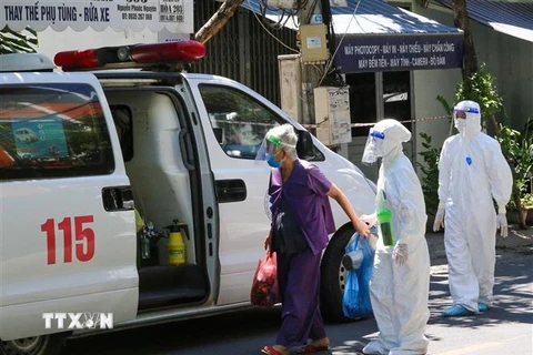 Một trường hợp F0 trong cộng đồng được xe y tế đưa đi cách ly trong ngày 21/8 tại Đà Nẵng. (Ảnh: Trần Lê Lâm/TTXVN)