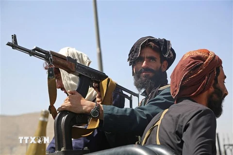 Các tay súng Taliban gác trên đường phố thủ đô Kabul, Afghanistan ngày 16/8/2021. (Ảnh: AFP/TTXVN)