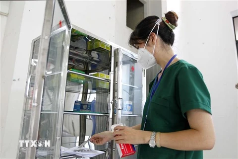 Bác sỹ Lê Thị Bảo Yến, Trưởng Trạm y tế lưu động số 1, kiểm tra các loại thuốc phục vụ cho người mắc COVID-19 tại Trạm y tế lưu động số 1 (phường 11, quận 3). (Ảnh: Thanh Vũ/TTXVN)