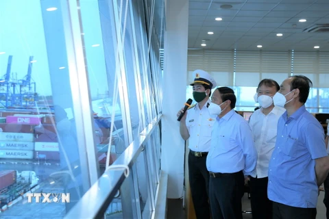 Phó Thủ tướng Chính phủ Lê Văn Thành kiểm tra thực tế Trung tâm điều hành sản xuất cảng Tân cảng Cát Lái. (Ảnh: TTXVN phát)