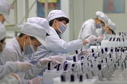Công nhân một nhà máy ở Trung Quốc. (Nguồn: Qz)