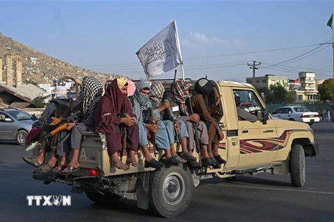 Các tay súng Taliban tuần tra trên đường phố ở Kabul, Afghanistan, ngày 23/8/2021. (Ảnh: AFP/TTXVN)