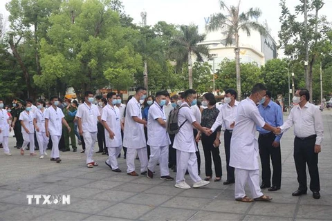 Lãnh đạo tỉnh Cao Bằng chia tay đoàn nhân lưc y tế hỗ trợ Thành phố Hồ Chí Minh phòng, chống dịch COVID-19. (Ảnh: Chu Hiệu/TTXVN)