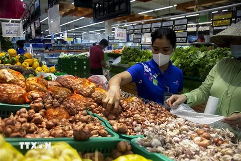 Mua sắm tại một siêu thị ở Kiên Giang. (Nguồn: TTXVN)