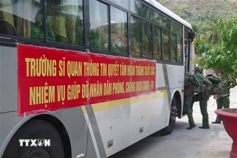 Cán bộ, chiến sỹ học viên Trường Sỹ quan thông tin, thành phố Nha Trang, tỉnh Khánh Hòa lên đường hỗ trợ thành phố Nha Trang để kiểm soát chặt chẽ các các khu vực phong tỏa ở các xã, phường có nhiều 'vùng đỏ. (Ảnh: Phan Sáu/TTXVN)