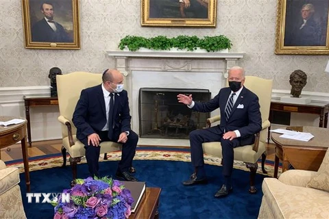 Tổng thống Mỹ Joe Biden (phải) hội đàm với Thủ tướng Israel Naftali Bennett đang ở thăm Washington, tại Nhà Trắng ngày 27/8/2021. (Ảnh: GPO/TTXVN)