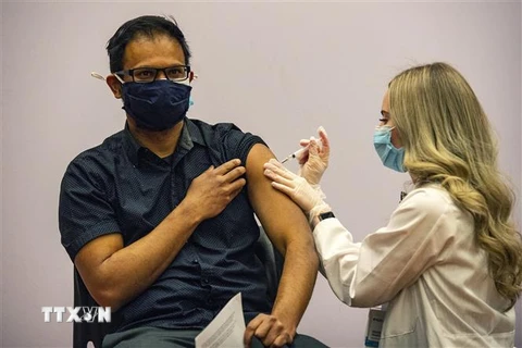 Tiêm vaccine ngừa COVID-19 tại Hartford, Connecticut (Mỹ). (Ảnh: AFP/TTXVN)