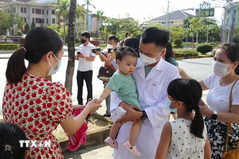 Cán bộ, bác sỹ, nhân viên y tế Quảng Trị chia tay người thân trước giờ lên đường hỗ trợ tỉnh Bình Dương phòng, chống dịch. (Ảnh: Hồ Cầu/TTXVN)
