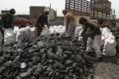 Các công nhân khai thác khoáng sản ở Afghanistan. (Ảnh: Al Jazeera)
