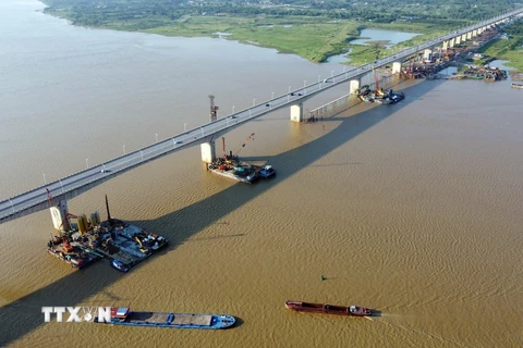 Cầu Vĩnh Tuy 2 dài 3,5km, rộng 19,25m, với bốn làn xe (hai làn xe cơ giới, một làn xe buýt, một làn tổng hợp và dải đi bộ. (Ảnh: Huy Hùng/TTXVN)