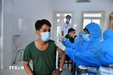 Tiêm vaccine phòng COVID-19 mũi 2 cho các đối tượng ưu tiên ở Kiên Giang. (Ảnh: Lê Sen/TTXVN)
