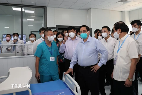 Thủ tướng Phạm Minh Chính kiểm tra Khu điều trị với các giường bệnh tiêu chuẩn và trang thiết bị y tế hiện đại.(Ảnh: Dương Giang/TTXVN)