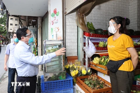Thủ tướng Phạm Minh Chính kiểm tra đột xuất các cơ sở kinh doanh trên đường Nguyễn Tuân, quận Thanh Xuân. (Ảnh: Dương Giang/TTXVN)