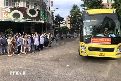 Đoàn y, bác sỹ Bình Định lên đường vào Thành phố Hồ Chí Minh hỗ trợ chống dịch. (Ảnh: Nguyên Linh/TTXVN)