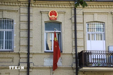 Quang cảnh bên ngoài Đại sứ quán Trung Quốc tại thủ đô Vilnius, Litva. (Ảnh: EPA-EFE/TTXVN)