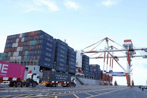 Hoạt động bốc xếp hàng hóa tại Cảng Container Quốc tế Hải Phòng. (Ảnh minh họa: TTXVN)