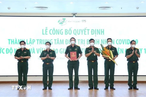 Trung tướng Ngô Minh Tiến trao Quyết định thành lập Trung tâm điều trị bệnh nhân COVID-19 mức độ nặng và vừa thuộc Bệnh viện Quân y 175. (Ảnh: Hồng Pha/TTXVN phát)