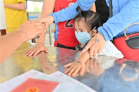 Tất cả người dân khi qua chốt kiểm soát vào Quảng Ninh phải được đóng dấu 'chung tay phòng, chống dịch COVID-19.' (Ảnh: TTXVN)