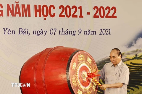 Chủ tịch nước Nguyễn Xuân Phúc đánh trống khai giảng năm học mới. (Ảnh: Thống Nhất/TTXVN)