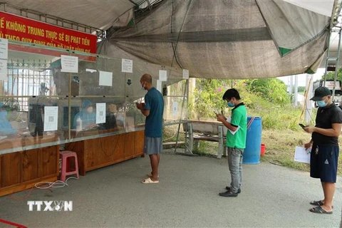 Người dân khai báo y tế tại Chốt kiểm dịch nút giao IC 12, cao tốc Nội Bài-Lào Cai. (Ảnh: Tuấn Anh/TTXVN)