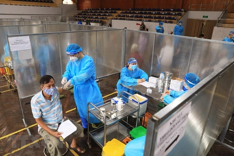 Khu vực tiêm vaccine phòng COVID-19 tại Nhà thi đấu Trịnh Hoài Đức được tách thành các khu riêng biệt, đảm bảo giãn cách. (Ảnh: Lâm Khánh/TTXVN)