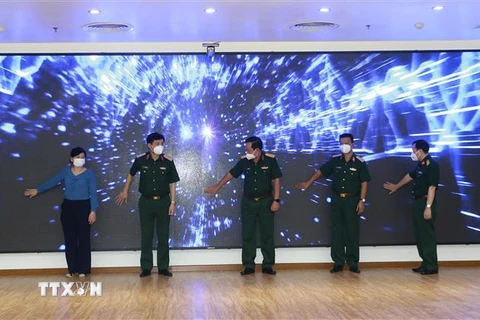 Thượng tướng Võ Minh Lương và các đại biểu nhấn nút khai trương Tổng đài đa kênh 19001175. (Ảnh: Hồng Pha/TTXVN phát)