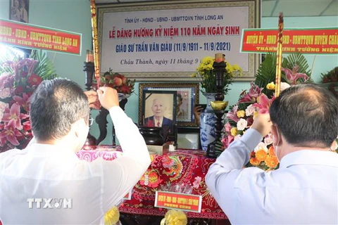 Lãnh đạo tỉnh Long An dâng hương lên bàn thờ cố giáo sư Trần Văn Giàu. (Ảnh: Bùi Giang/TTXVN)