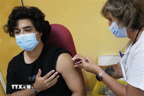 Tiêm vaccine ngừa COVID-19. (Nguồn: AFP/TTXVN)