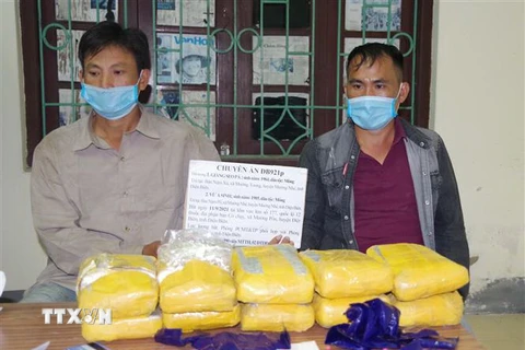 Hai đối tượng Giàng Seo Pà và Vừ A Sinh cùng tang vật 60.000 viên ma túy tổng hợp. (Ảnh: TTXVN phát)