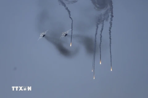 Biên đội máy bay cường kích Su-24 tấn công vào tuyến sau của đối phương. (Ảnh: Trần Hiếu/TTXVN)
