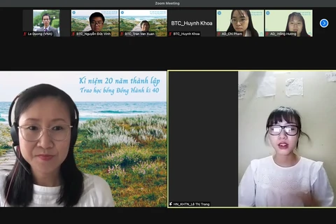 Em Lê Thị Trang từ Hà Nội chia sẻ cảm nhận tại buổi lễ trao học bổng trực tuyến. 