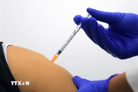 Tiêm vaccine ngừa COVID-19 cho người dân tại Sydney, Australia. (Ảnh: AFP/TTXVN)