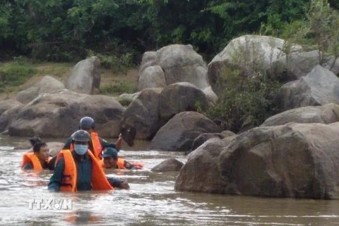 Lực lượng tìm kiếm nạn nhân bị nước cuốn trôi tại xã Đất Bằng (Krông Pa, Gia Lai). (Ảnh: TTXVN phát)