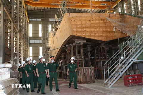 Trung tướng Ngô Minh Tiến cùng đoàn công tác kiểm tra xưởng đóng tàu gỗ tại Nhà máy X51. (Ảnh: Hồng Pha/TTXVN phát)