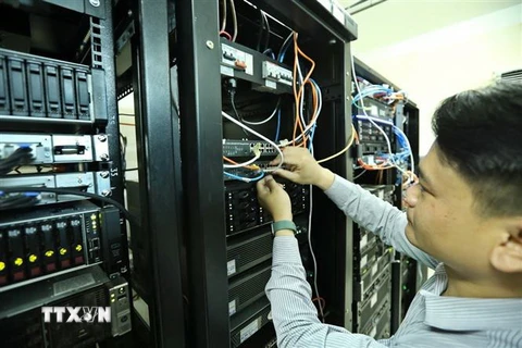Nhân viên VNPT Bình Phước xử lý kỹ thuật tại phòng Tổng đài, hệ thống truyền dẫn. (Ảnh: Minh Quyết/TTXVN)