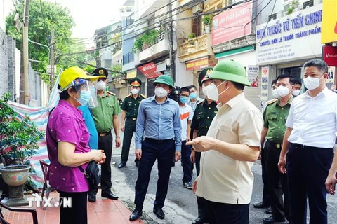 Bí thư Thành ủy Hà Nội Đinh Tiến Dũng kiểm tra công tác phòng, chống dịch COVID-19 trên địa bàn quận Đống Đa. (Ảnh: TTXVN)