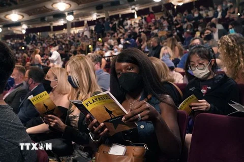 Khán giả chờ theo dõi vở nhạc kịch "Hamilton" tại sân khấu Broadway ở New York, Mỹ ngày 14/9/2021. Ảnh: AFP/TTXVN