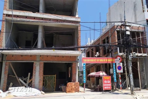 Công trình nhà ở của người dân tại quận Thanh Khê vẫn chờ đợi công nhân đến tiếp tục thi công. (Ảnh: Trần Lê Lâm/TTXVN)