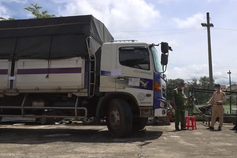 Lực lượng chức năng kiểm tra xe ôtô tải do Lê Thành An điều khiển. (Ảnh: Công an cung cấp)