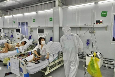 Bên trong phòng cấp cứu bệnh nhân COVID-19 nặng của Trung tâm Hồi sức Tích cực COVID-19 bệnh viện Việt Đức tại Bệnh viện Dã chiến 13 (huyện Bình Chánh, Thành phố Hồ Chí Minh). (Ảnh: TTXVN phát)