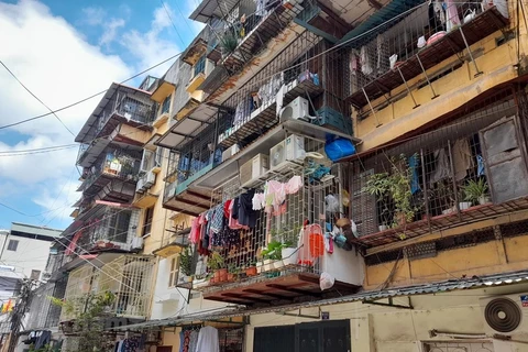 Nhiều dãy nhà ở chung cư cũ 60 Thổ Quan đã xuống cấp nghiêm trọng. (Nguồn: Vietnam+)